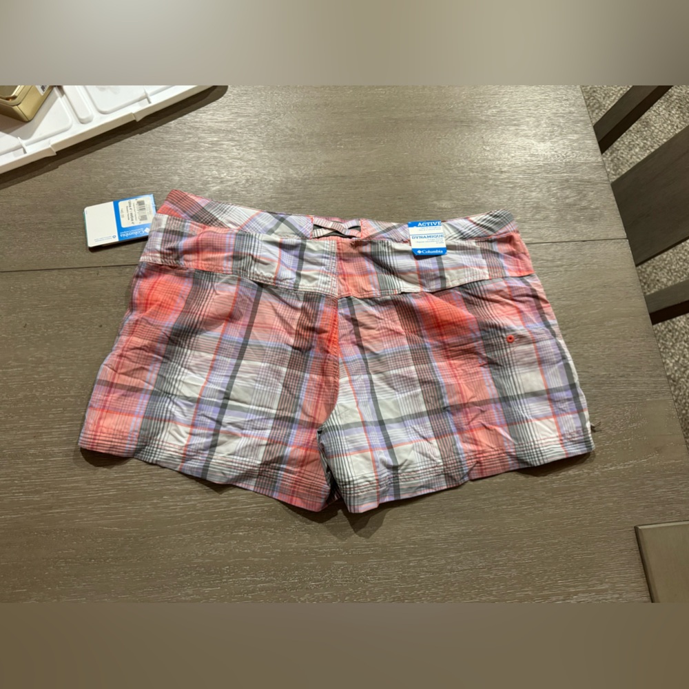 Women’s Columbia fishing shorts. New with tags. Size XL